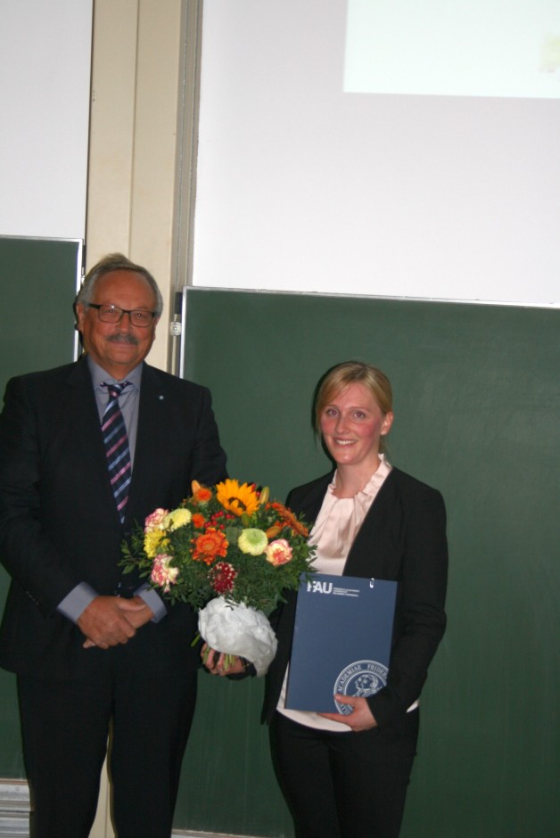 Verleihung des Cord-Michael Becker-Preises durch Prof. Dr. Bernhard Fleckenstein (Vorsitzender des Stiftungsrats der Forschungsstiftung Medizin) an Frau Dr. Stephanie Ganal-Vonarburg. (Foto: FAU)