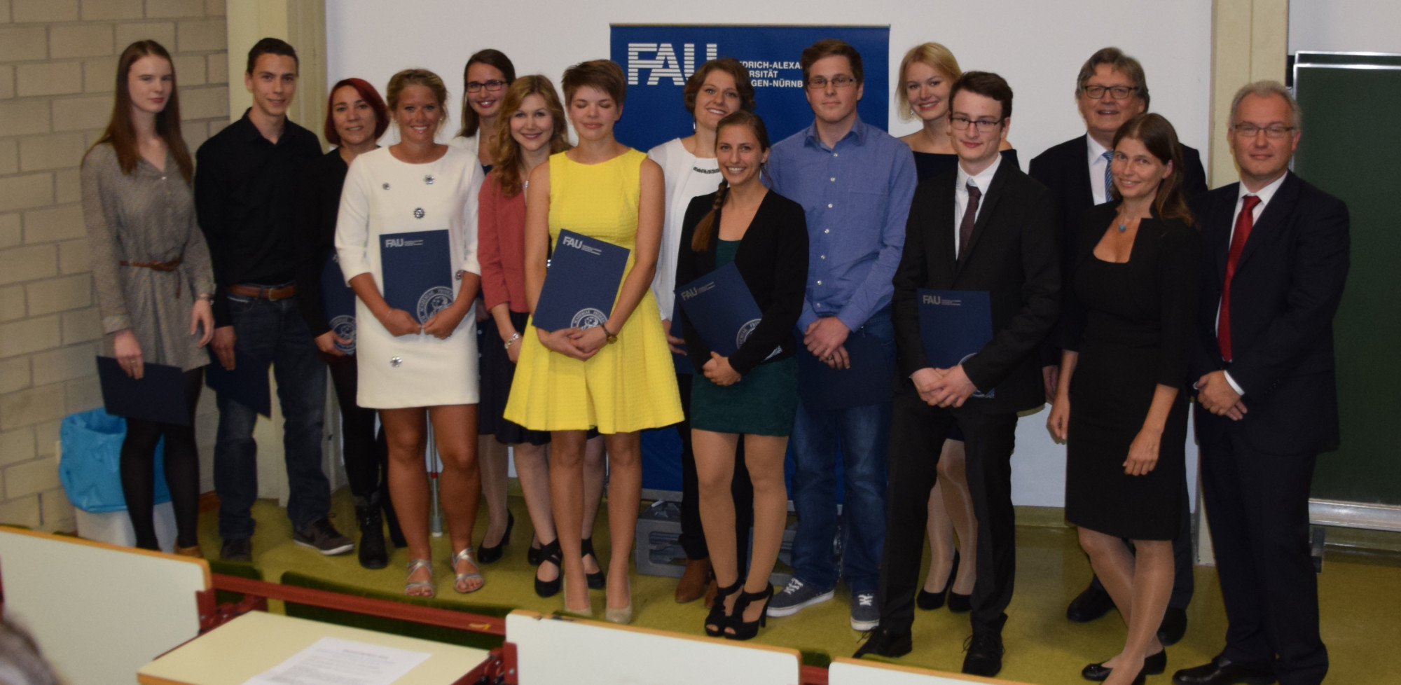 Die Bachelor-Absolventinnen und -Absolventen des Studienganges Molekulare Medizin (Foto: Medizinische Fakultät)