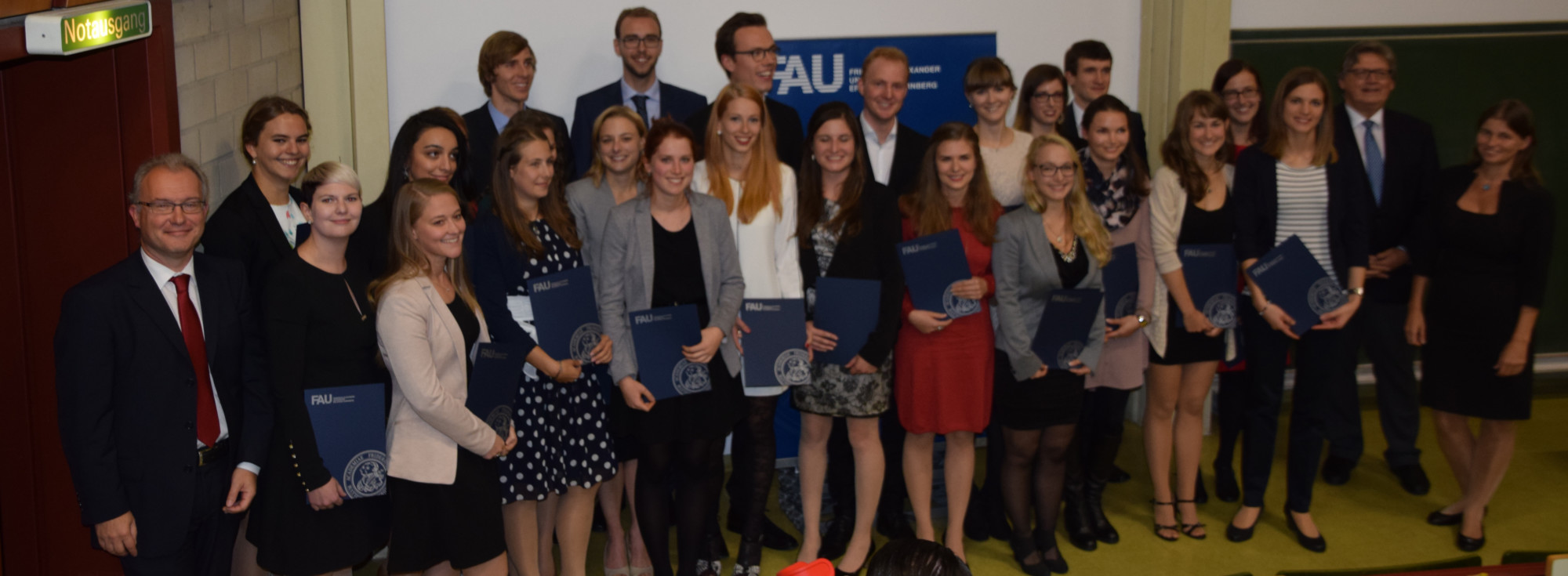 Die Masterabsolventinnen und -absolventen des Studienganges Molekulare Medizin (Foto: Medizinische Fakultät)