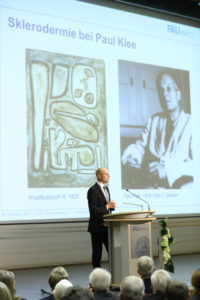 PD Dr. Christian Beyer referierte in seinem Science-Slam über Sklerodermie bei Paul Klee. Er bekam einen Habilitationspreis für seine Arbeit "Translationale Forschung in fibrosierenden Autoimmunerkankungen". (Foto: FAU/Kurt Fuchs)