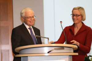 Der diesjährige Renate-Wittern-Sterzel-Preisträger, Mediziner Prof. Dr. J. Kornhuber, und Vizepräsidentin Prof. Dr. A. Kley. (Foto: FAU/Kurt Fuchs)