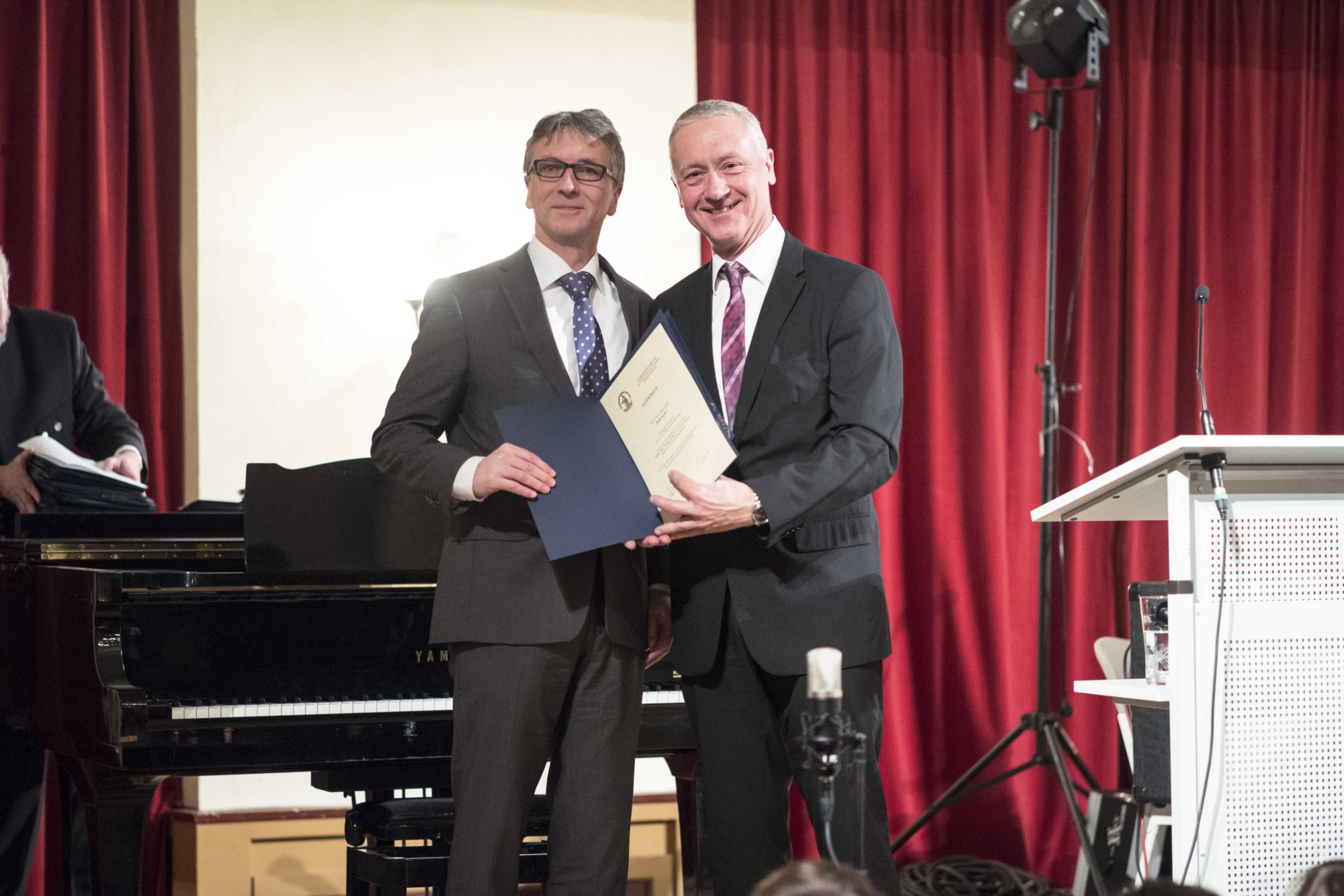 Verleihung des Lehrpreises durch den Studiendekan an Prof. Dr. R. Janka (Foto: R. Windhorst)