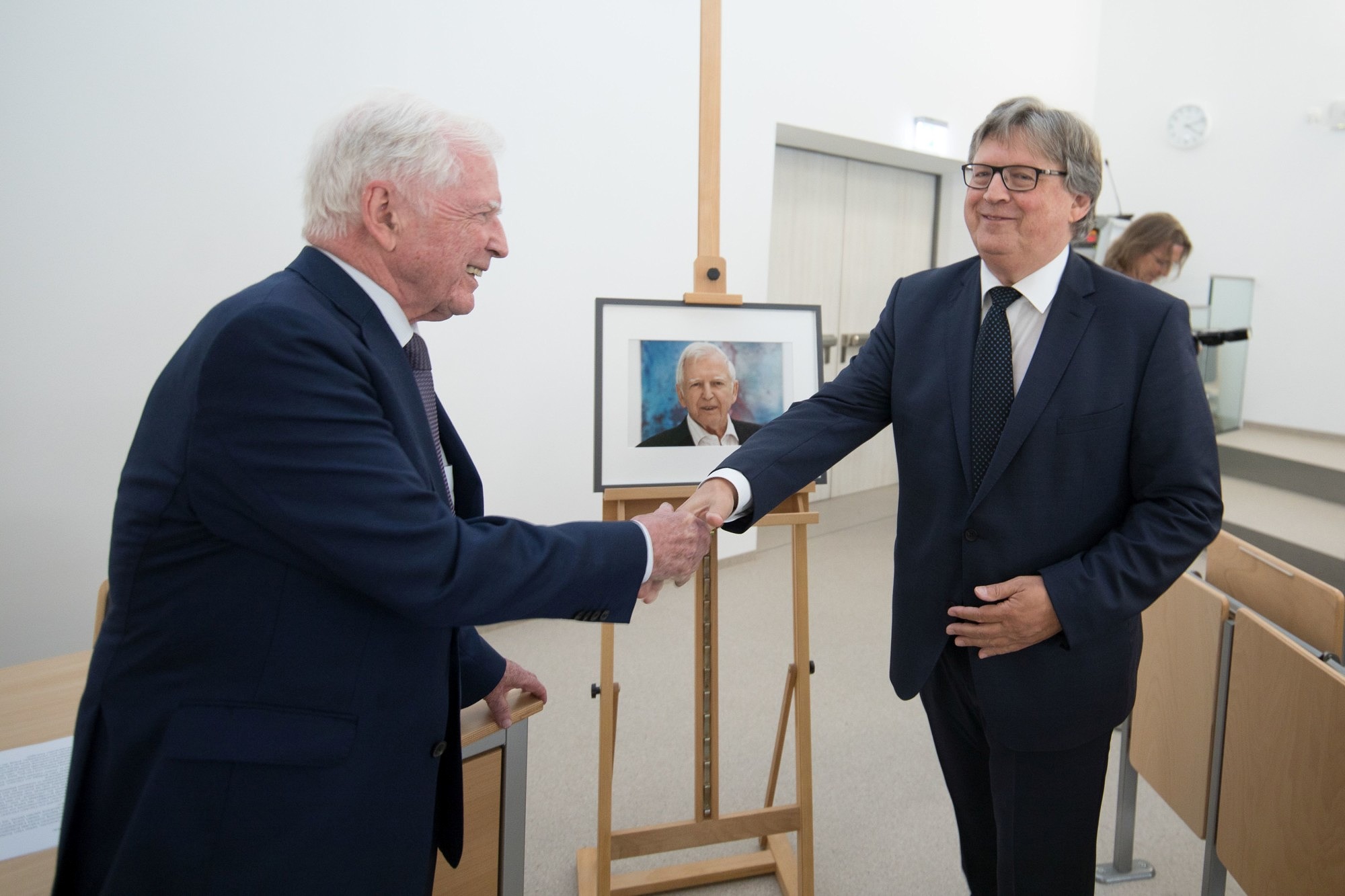 Enthüllung des Portraits (Foto: FAU/E. Malter)