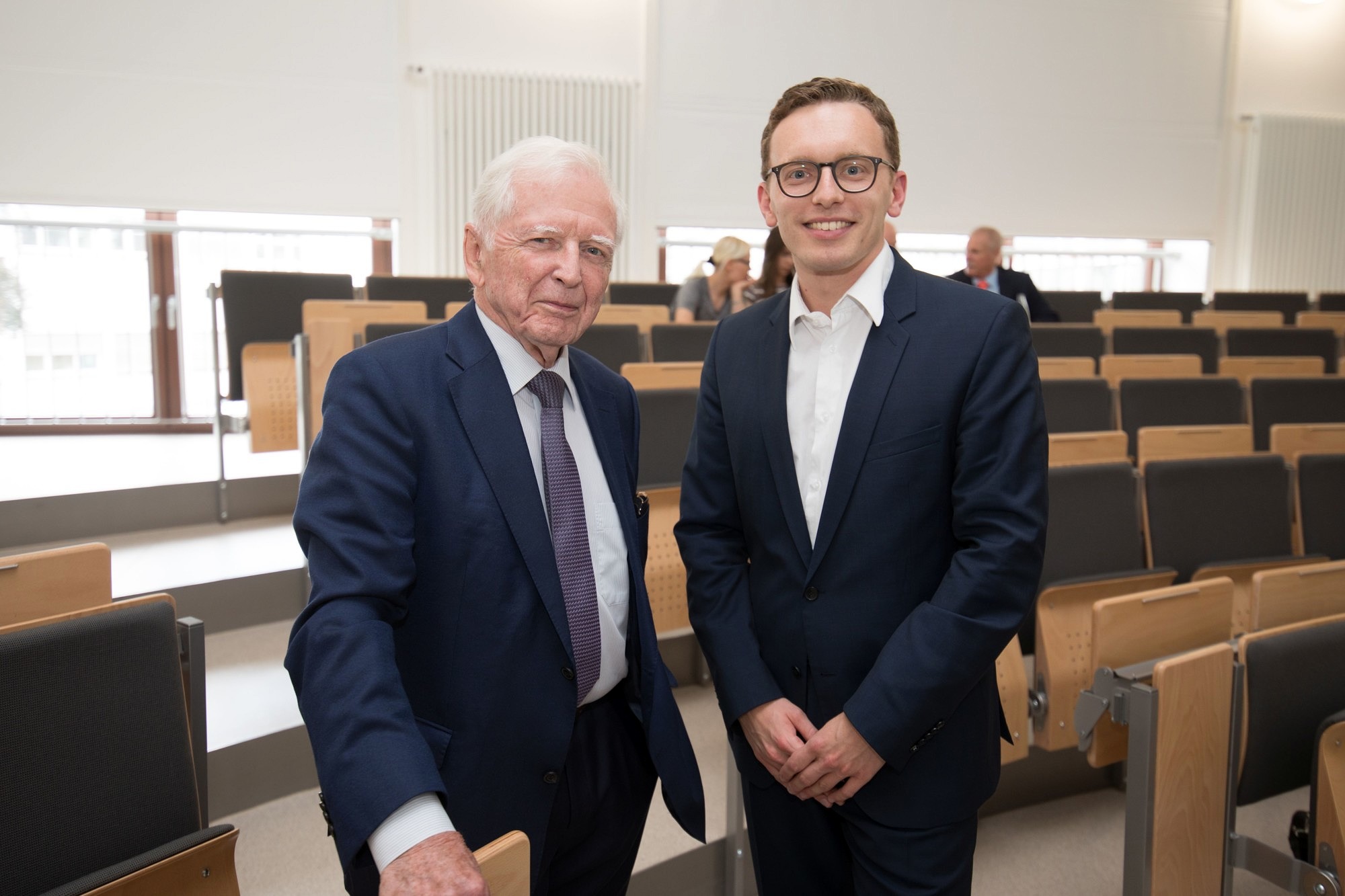 Prof. zur Hausen und der Sprecher der Fachschaftsvertretung, M. Kaufmann (Foto: FAU/E. Malter)