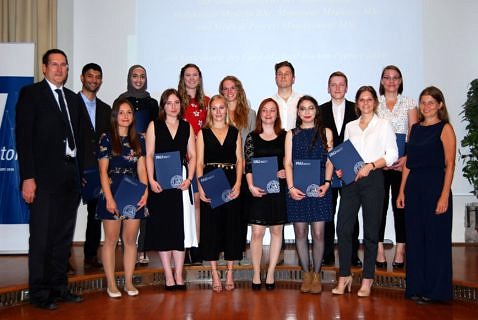 Dekan Prof. Dr. Markus Neurath und die Masterabsolventen Molecular Medicine (Bild: Constantin Warter)