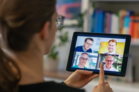 Zum Artikel "„SARS-CoV-2 – neue Risiken trotz Impfung durch Mutanten?“"