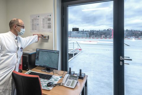 Grünes Licht für die erste Landung – der Ärztliche Direktor des Uni-Klinikums Erlangen, Prof. Dr. Dr. Heinrich Iro, schaltet die Landungslichter ein und eröffnet damit offiziell die Hubschrauberlandeplattform. Foto: Michael Rabenstein/Uni-Klinikum Erlangen