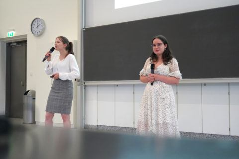 Die beiden Tutorinnen Alisa Gabduliyanova (l.) , Salome Gönczi-Löscher (r.) referierten über Interprofessionelle Anamnesegruppen als Best Practice an der FAU Foto: Birk Müller