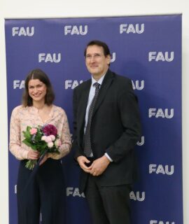 Dr. Rebecca Baur erhält den erstmals verliehenen Elke Lütjen-Drecoll-Publikationspreis für Nachwuchswissenschaftlerinnen