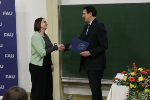 Dekan Markus Neurath überreicht Claudia Fischer die Urkunde des Luise Prell-Preises für eine herausragende Masterarbeit in Molecular Medicine.