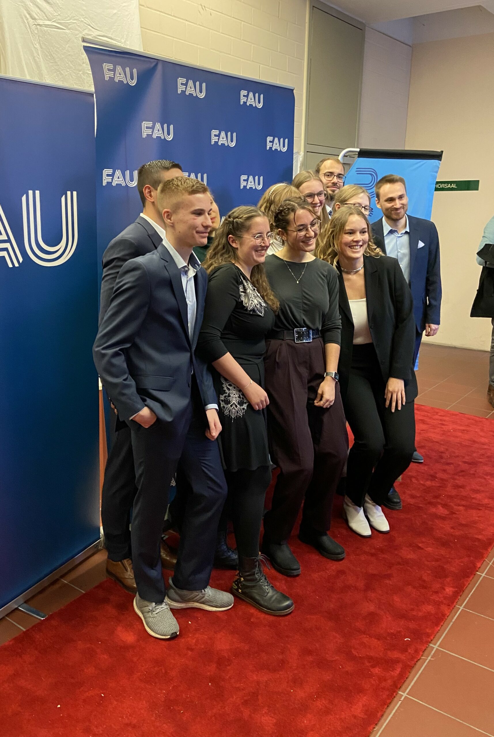 Absolvierende auf dem roten Teppich am FAU-Fotospot