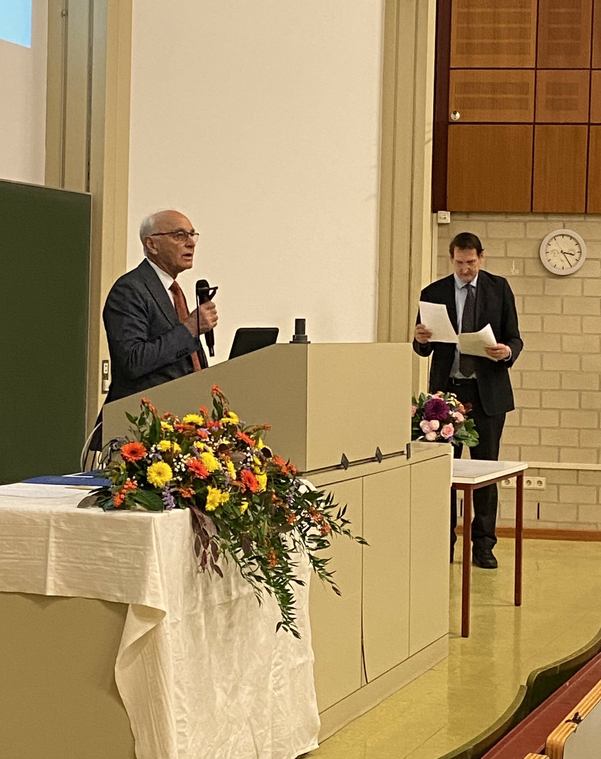 Prof. Hohenberger verleiht die Promotionspreise Humanmedizin für die Forschungsstiftung Medizin.