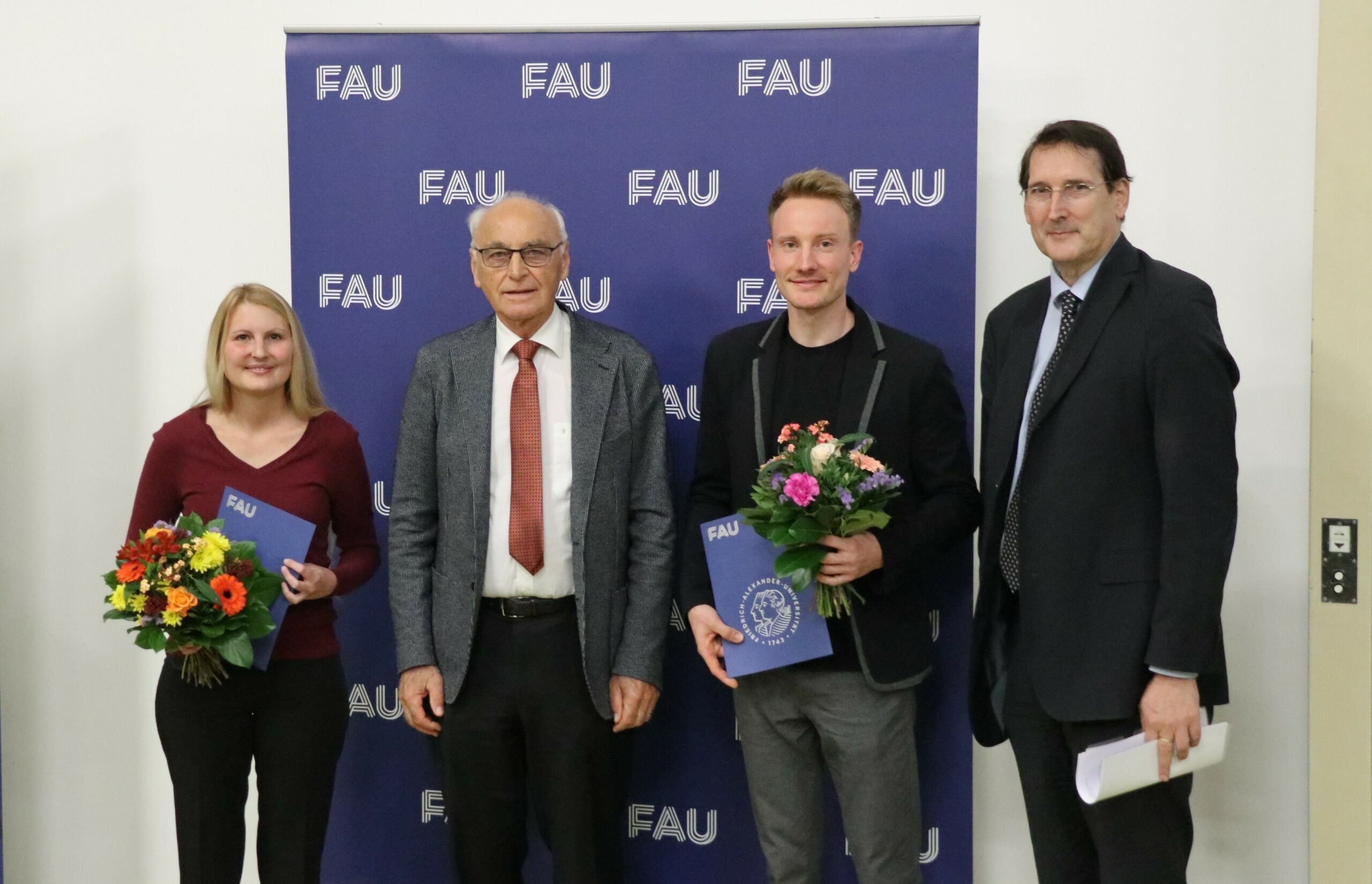 Die Forschungsstiftung Medizin verleiht Humanmedizin-Promotionspreise an Dr. Reuß (li) und Dr. Wullweber.
