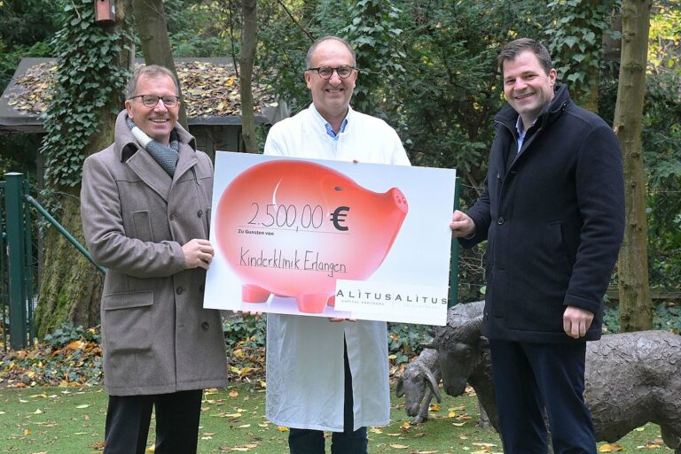 Spendenscheck statt Weihnachtsgeschenke