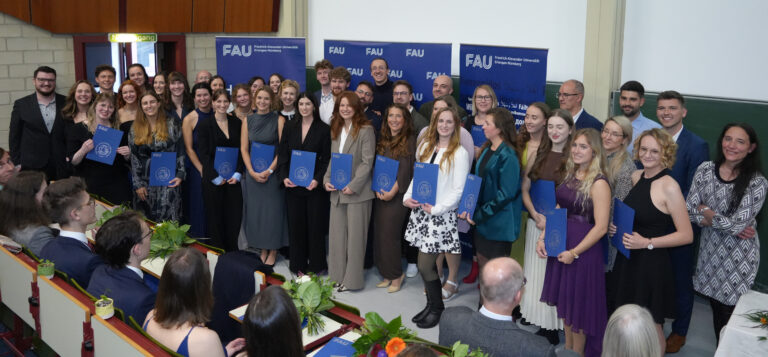 Die Medizinische Fakultät feiert die Abschlüsse in Molekularer Medizin und MPM sowie das 25-jährige Bestehen der Studienrichtung Molekulare Medizin an der FAU!