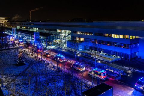 Zum Artikel "Leuchtender Weihnachtskonvoi entlang des Uniklinikums Erlangen"
