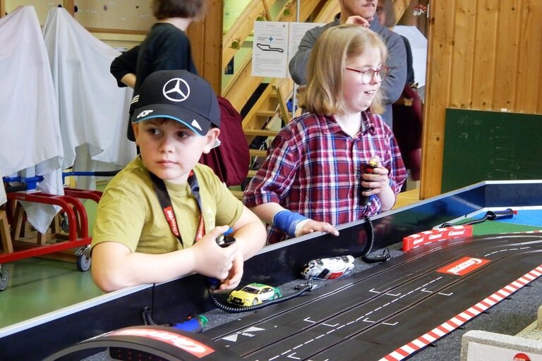 Rasende Rennwagen, begeisterte Kinder